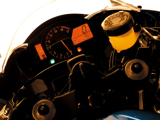 004 004 - [Test Ride Reviews] &#8220;CBR600RR,&#8221; the sexiest supersport in the history