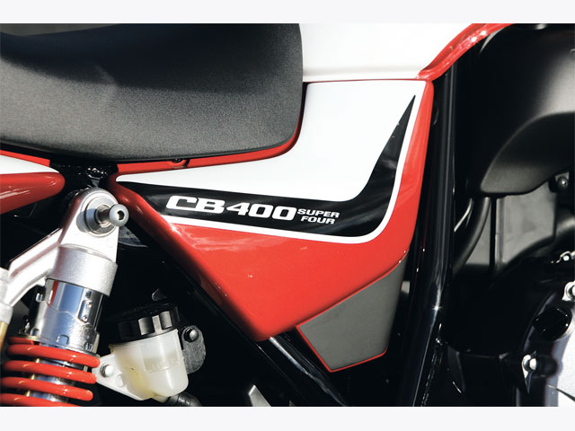 005 005 - [Test Ride Reviews] &#8220;CB400 SUPER FOUR&#8221; Proudly Reveals Itself with the New VTEC &#8220;REVO&#8221;