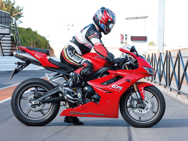 試乗インプレッション Daytona675 デイトナ 挑戦したくなるのが3気筒スポーツ ウェビック バイクニュース