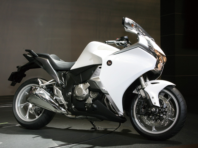 試乗インプレッション Honda Vfr10f 新世代のミッションを手に入れたv4快速gt ウェビック バイクニュース ページ 3