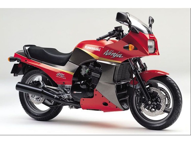カワサキGPZ900R(A8)1992年式フロントカウル 赤 ニンジャ カワサキGPZ900R(A8)1992年式フロントカウル 赤 ニンジャ