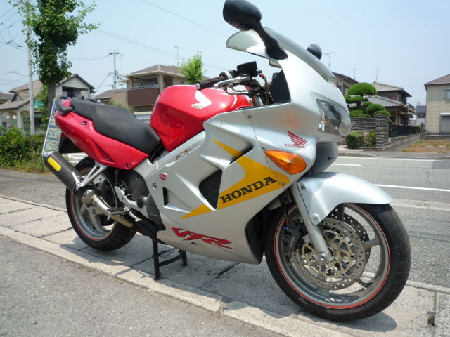 Vfr800 ホンダ ｖｆｒ８００ ５０周年限定モデル逆輸入車ａｒｒｏｗサイレンサーの販売情報 バイクショップ ロード スター ウェビック バイク選び