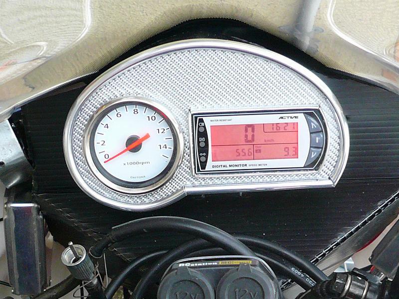 Daytona デイトナ 電気式タコメーター 汎用タイプ ホワイトled照明を使った くま さんのバイク用品インプレッションです バイク用品レビュー 口コミ 適合情報 コスパや性能評価は ウェビック