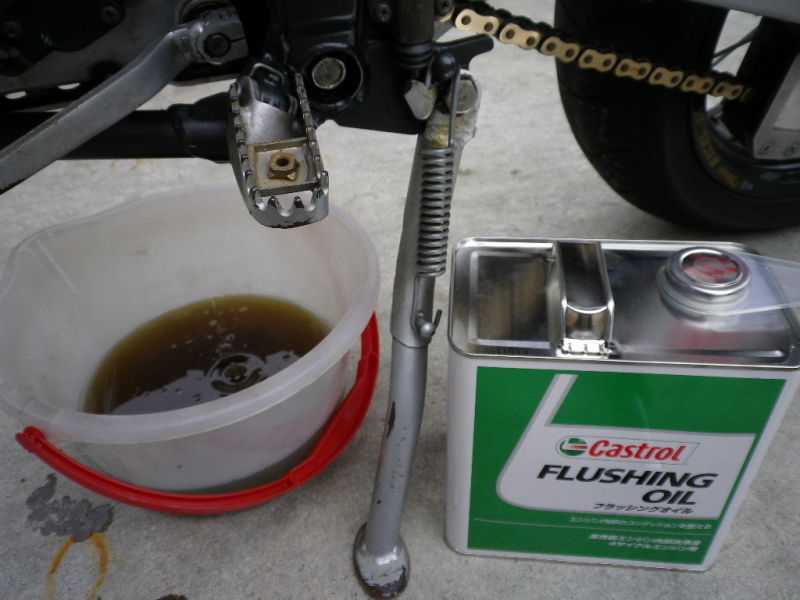 Castrol カストロール フラッシングオイル 3l 4サイクルエンジン用エンジン内部洗浄剤 を使った タスクさんのバイク用品インプレッションです バイク用品レビュー 口コミ 適合情報 コスパや性能評価は ウェビック