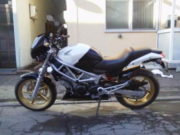 HONDA VTR250 A-TECH:エーテック アンダーカウルを使った、ノリの