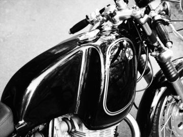 YAMAHA SR400 Brooklands:ブルックランズ AJS・PORCUPINE FRPタンク を使った、ゆーすたすさんのバイク用品インプレッションです。バイク用品レビュー、口コミ、適合情報、コスパや性能評価は「ウェビック」