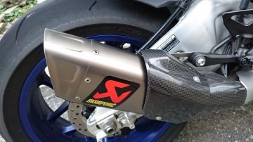 YAMAHA YZF-R1 AKRAPOVIC:アクラポビッチ e1仕様 スリップオンマフラー  チタンを使った、WALTZさんのバイク用品インプレッションです。バイク用品レビュー、口コミ、適合情報、コスパや性能評価は「ウェビック」