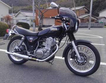 YAMAHA SR400 PMC:ピーエムシー ロックハートタイプビキニカウルを使っ 