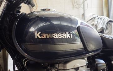 KAWASAKI W800 Kawasaki:カワサキ タンクエンブレム  Sを使った、非公開ユーザーさんのバイク用品インプレッションです。バイク用品レビュー、口コミ、適合情報、コスパや性能評価は「ウェビック」