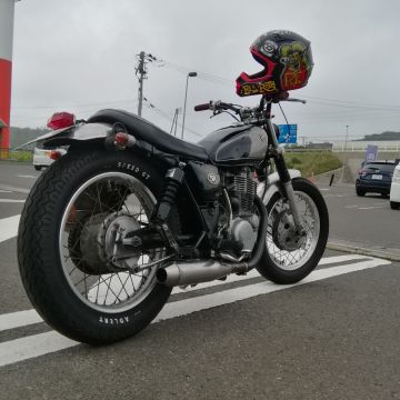 YAMAHA SR400 GUTS CHROME:ガッツクローム DURO ADLERT(アドラート) タイヤ 【MR90-18】 タイヤ を使った、モトクロスおずさんさんのバイク用品インプレッションです。バイク用品レビュー、口コミ、適合情報、コスパや性能評価は「ウェビック」