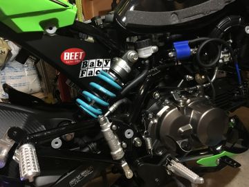 KAWASAKI Z125 プロ NITRON:ナイトロン リアサスペンションミニショック MINI R1  シリーズを使った、週末製作所さんのバイク用品インプレッションです。バイク用品レビュー、口コミ、適合情報、コスパや性能評価は「ウェビック」