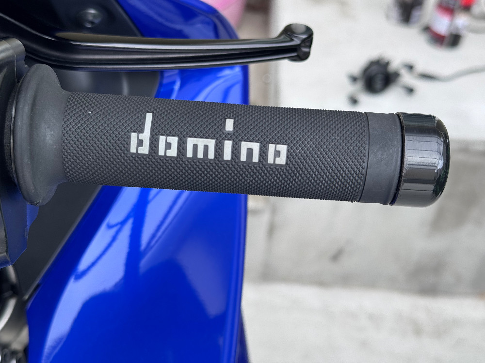 YAMAHA YZF-R1 domino:ドミノ レースタイプ グリップを使った、せなさんのバイク用品インプレッションです。バイク用品レビュー ...