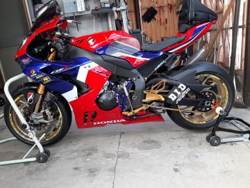 HONDA CBR1000RR-R FIREBLADE GALE SPEED:ゲイルスピード 【TYPE-SB1 フロント】アルミニウム鍛造ホイール を使った、苦楽さんのバイク用品インプレッションです。バイク用品レビュー、口コミ、適合情報、コスパや性能評価は「ウェビック」