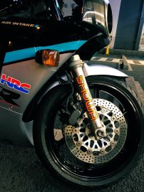 HONDA CBR400RR HollyEquip:ホーリーエクイップ Showa die cut [ダイカット] フォークデカール を使った、ジェロニモさんのバイク用品インプレッションです。バイク用品レビュー、口コミ、適合情報、コスパや性能評価は「ウェビック」