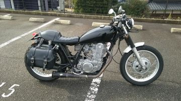 YAMAHA SR400 AN-BU:アンブ SR用カウル付シート  TYPE3を使った、非公開ユーザーさんのバイク用品インプレッションです。バイク用品レビュー、口コミ、適合情報、コスパや性能評価は「ウェビック」