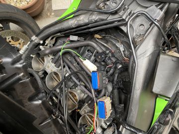 KAWASAKI ZX-10R HEALTECH ELECTRONICS:ヒールテックエレクトロニクス クイックシフター イージーを使った、CRYさんのバイク用品インプレッションです。バイク用品レビュー、口コミ、適合情報、コスパや性能評価は「ウェビック」