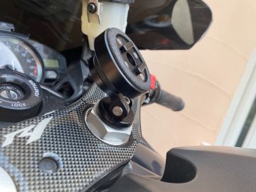 YAMAHA YZF-R1 SP CONNECT:エスピーコネクト MOTO STEM MOUNT(モトステムマウント )を使った、QBさんのバイク用品インプレッションです。バイク用品レビュー、口コミ、適合情報、コスパや性能評価は「ウェビック」